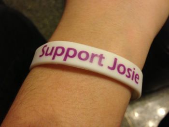 Memorial Wristbands: How Communities Honour a Loved One with a Tribute Band